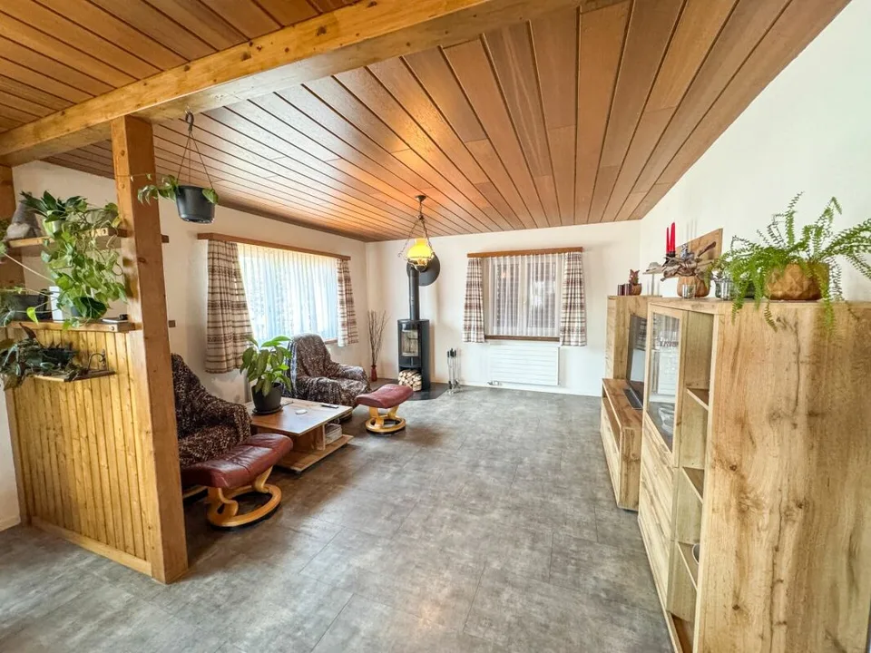 Affascinante casa unifamiliare di 4,5 locali con grande giardino e molto potenziale
