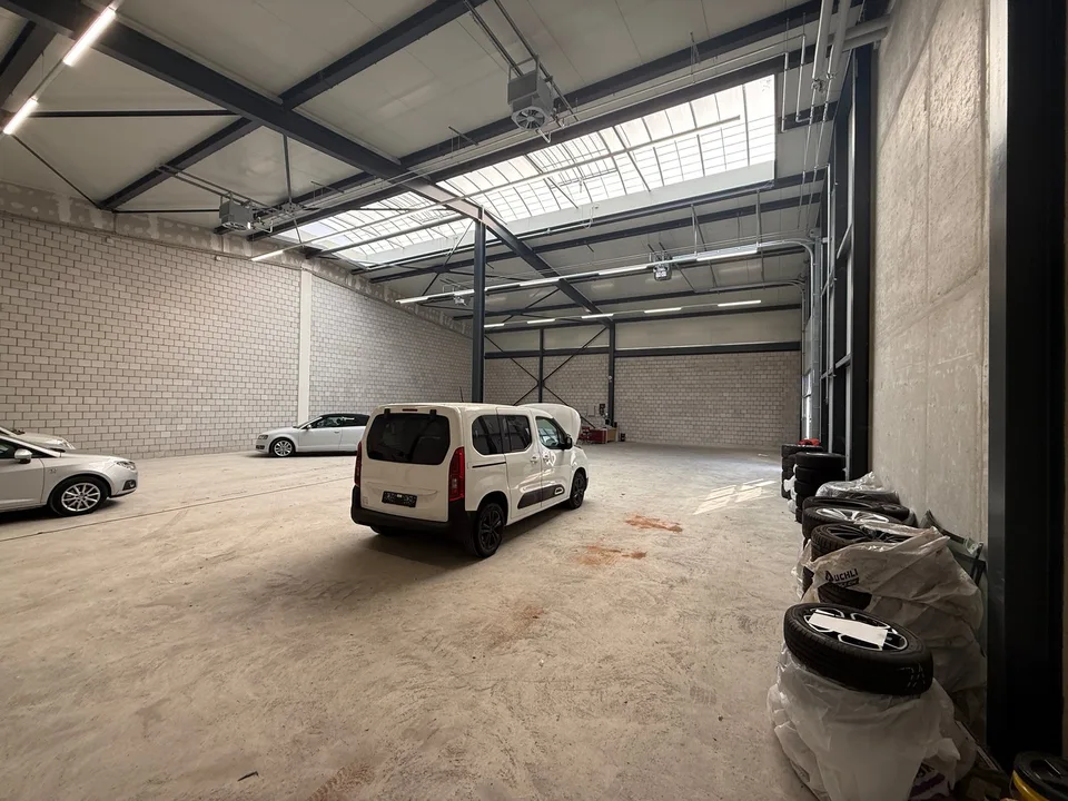 Capannone commerciale moderno di 408 m² - 6 posti auto & spese incluse | Disponibile immediatamente