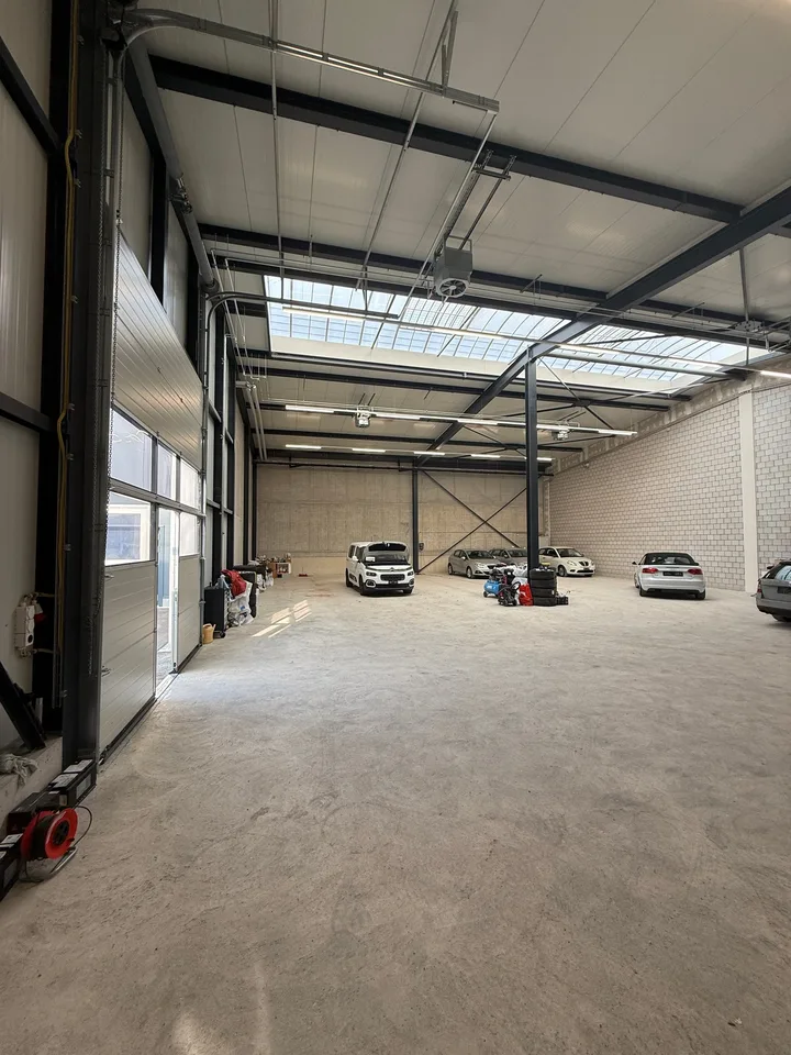 Capannone commerciale moderno di 408 m² - 6 posti auto & spese incluse | Disponibile immediatamente