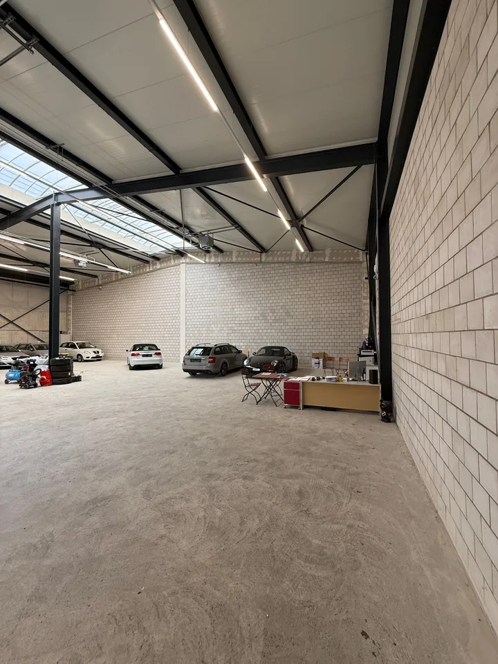 Capannone commerciale moderno di 408 m² - 6 posti auto & spese incluse | Disponibile immediatamente