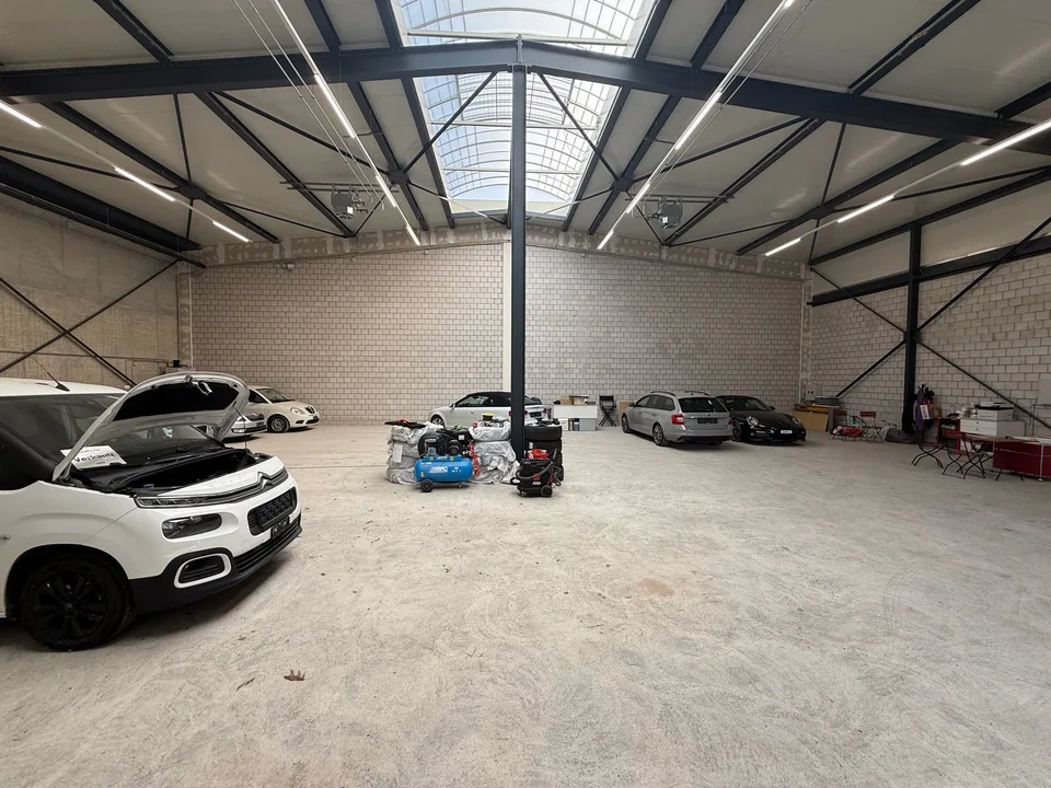 Capannone commerciale moderno di 408 m² - 6 posti auto & spese incluse | Disponibile immediatamente