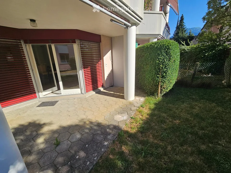 EG Wohnung mit Garten und einige Garage.