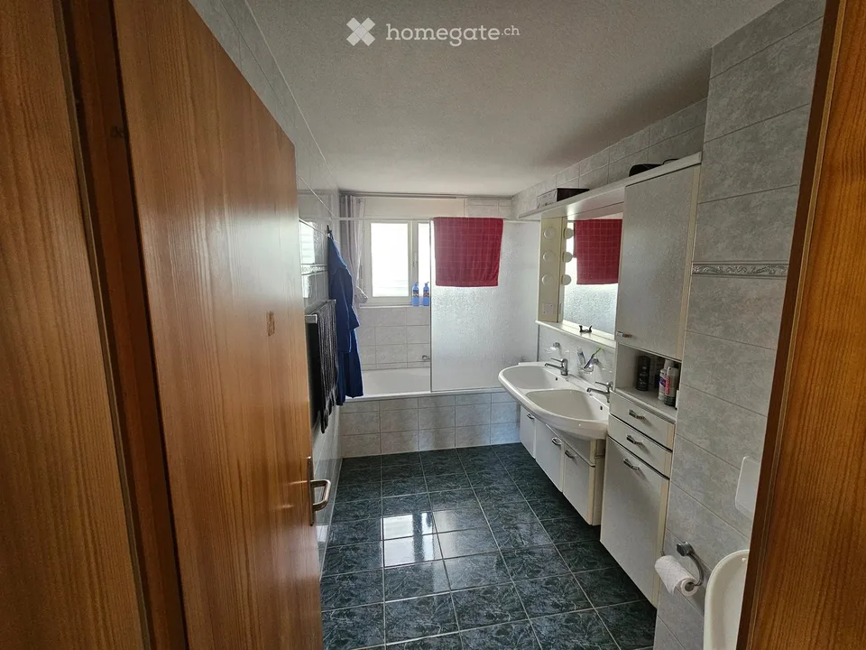 EG Wohnung mit Garten und einige Garage.