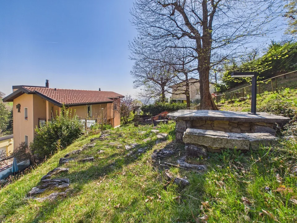 Maison indépendante élégante 6.5 pièces avec grand jardin et parking, Breggia