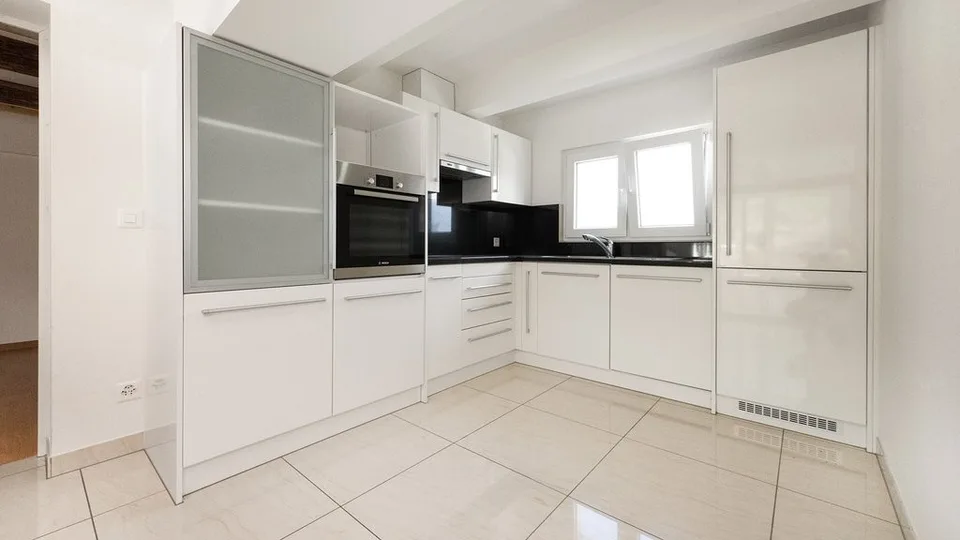 TOLLE 2.5 ZIMMER ATTIKAWOHNUNG ZU VERMIETEN