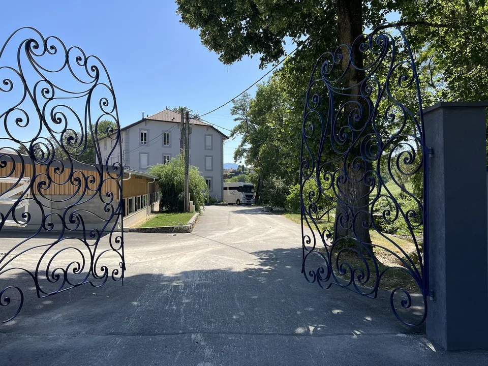 SELTEN- Luxus-Reit-Anwesen an der Genfer Grenze