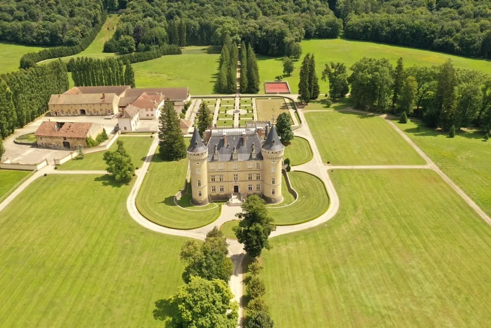 Prächtiges Schloss auf 132 Hektar