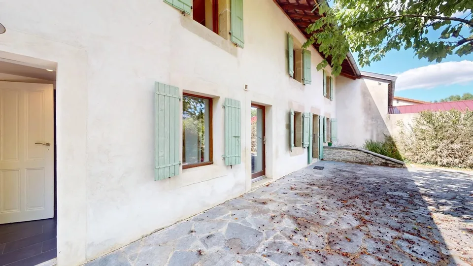 Ferme rénovée idéalement placée - Coeur de Village, Feigères