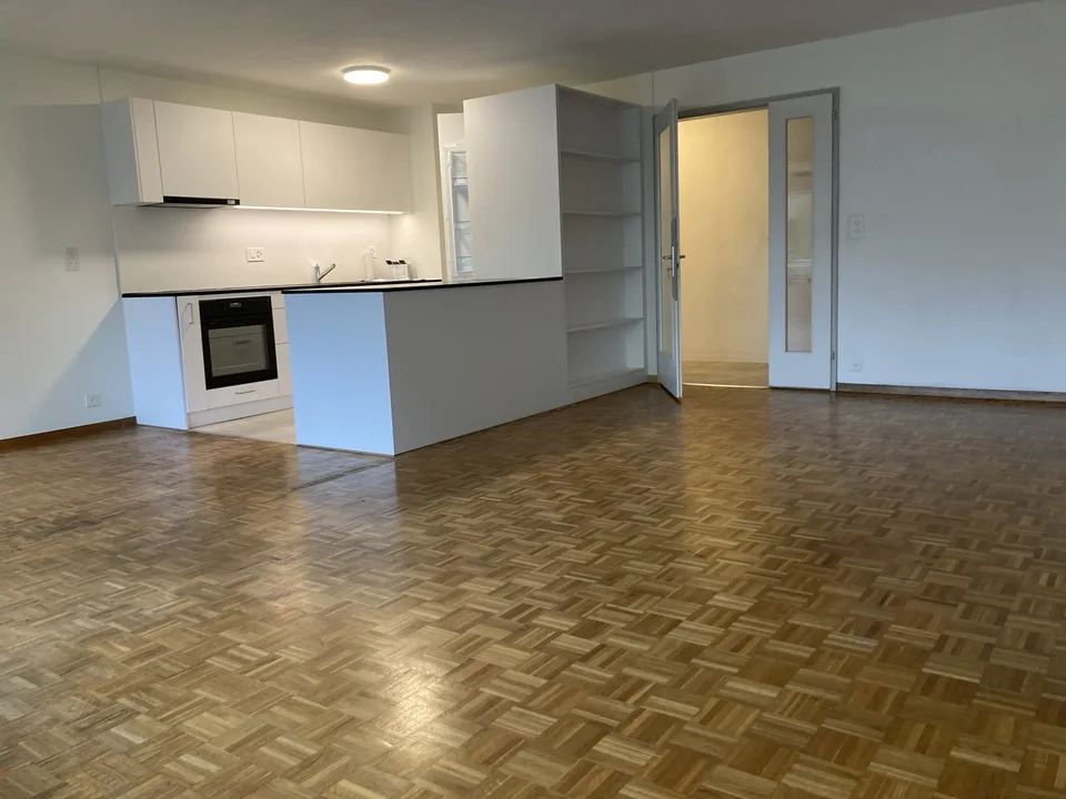 Appartamento al primo piano, 3 1/2 locali edificio storico, vicino alla stazione di Thun ristrutturato di recente.