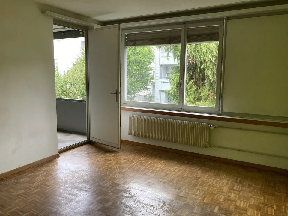 Appartamento al primo piano, 3 1/2 locali edificio storico, vicino alla stazione di Thun ristrutturato di recente.