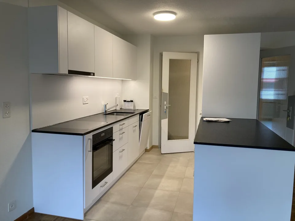 Appartamento al primo piano, 3 1/2 locali edificio storico, vicino alla stazione di Thun ristrutturato di recente.