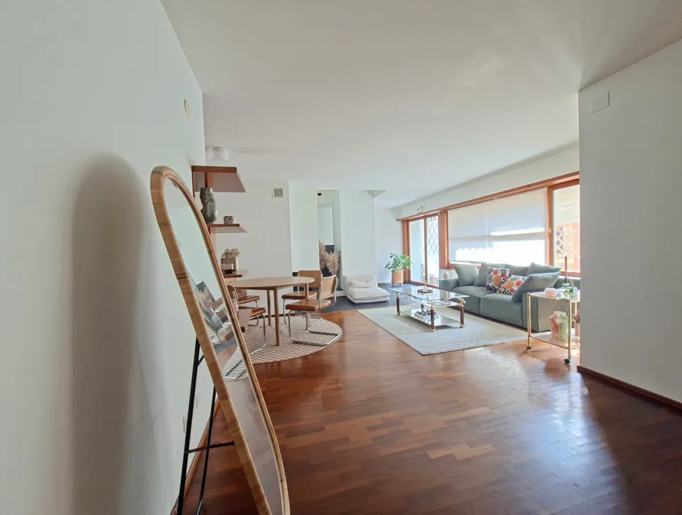 PRÄCHTIGES 4.5-ZIMMER-WOHNUNG MIT GROßEM BALCON