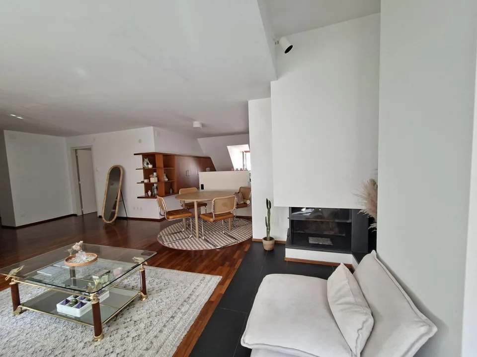 PRÄCHTIGES 4.5-ZIMMER-WOHNUNG MIT GROßEM BALCON