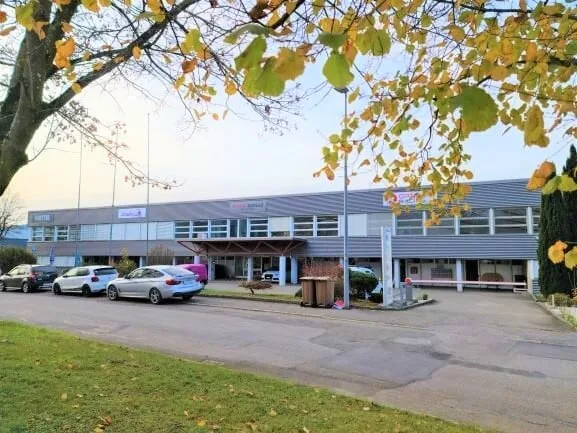 RENDITA NETTA ECCEZIONALE del 6,42% - Complesso industriale ristrutturato di 4554 m² affittato a 33 aziende