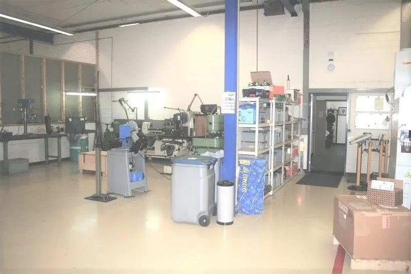 AUßERGEWÖHNLICHER NETTOERTRAG von 6,42% - Renoviertes Industriegebäude mit 4554 m², vermietet an 33 Unternehmen – Foto 12 von 24