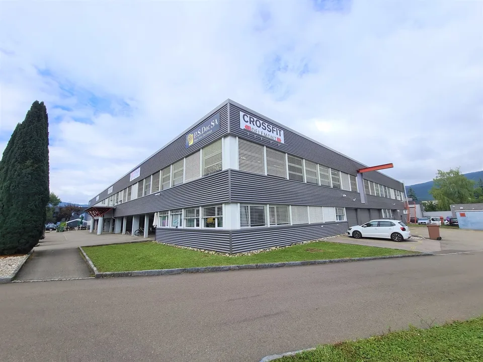RENDEMENT NET EXCEPTIONNEL de 6,42% - Complexe industriel de 4554 m² rénové et loué à 33 entreprises