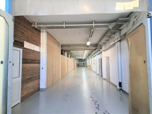 AUßERGEWÖHNLICHER NETTOERTRAG von 6,42% - Renoviertes Industriegebäude mit 4554 m², vermietet an 33 Unternehmen – Foto 13 von 24