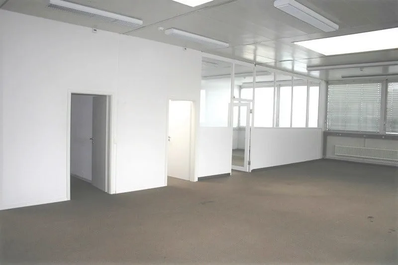 AUßERGEWÖHNLICHER NETTOERTRAG von 6,42% - Renoviertes Industriegebäude mit 4554 m², vermietet an 33 Unternehmen – Foto 19 von 24