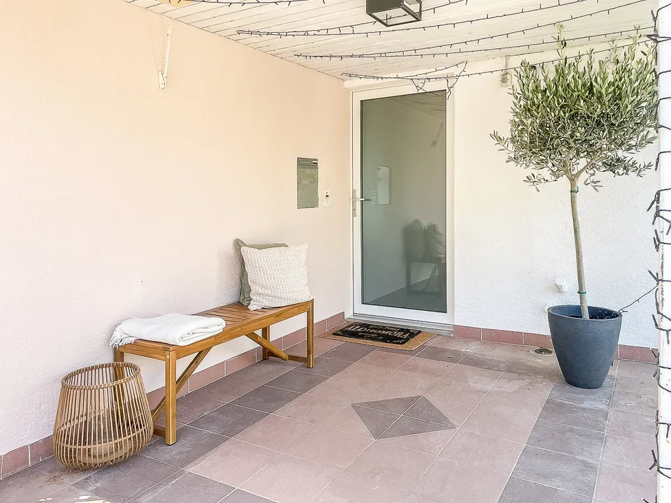 Detached house with separate entrance on the garden floor (ideal for practice, office, etc.) and hobby room
