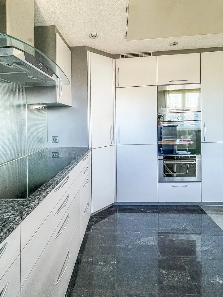 Detached house with separate entrance on the garden floor (ideal for practice, office, etc.) and hobby room