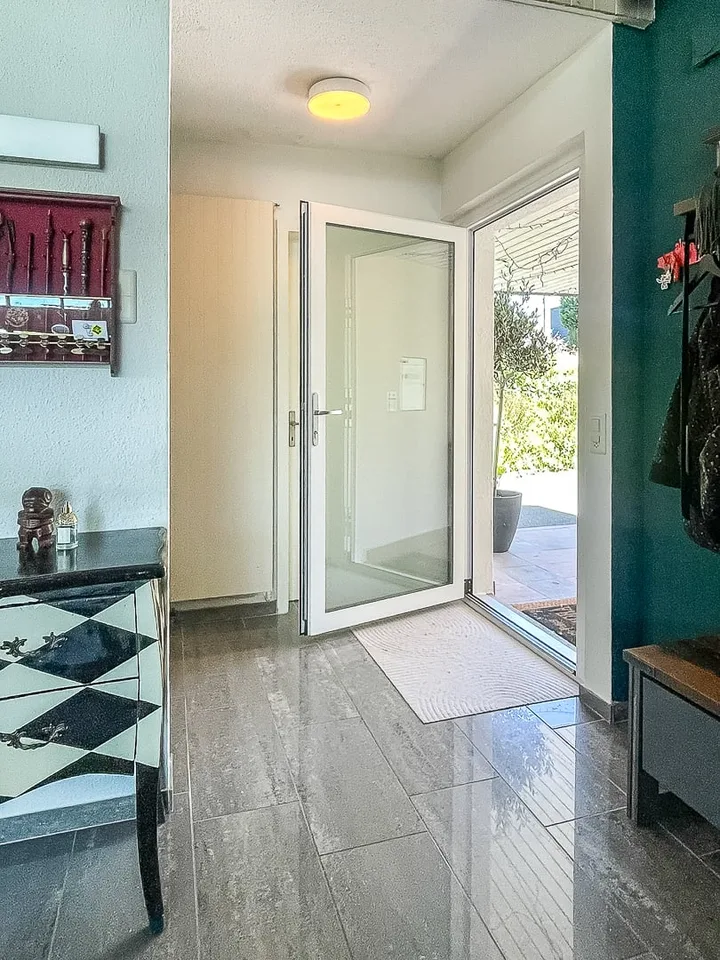 Detached house with separate entrance on the garden floor (ideal for practice, office, etc.) and hobby room
