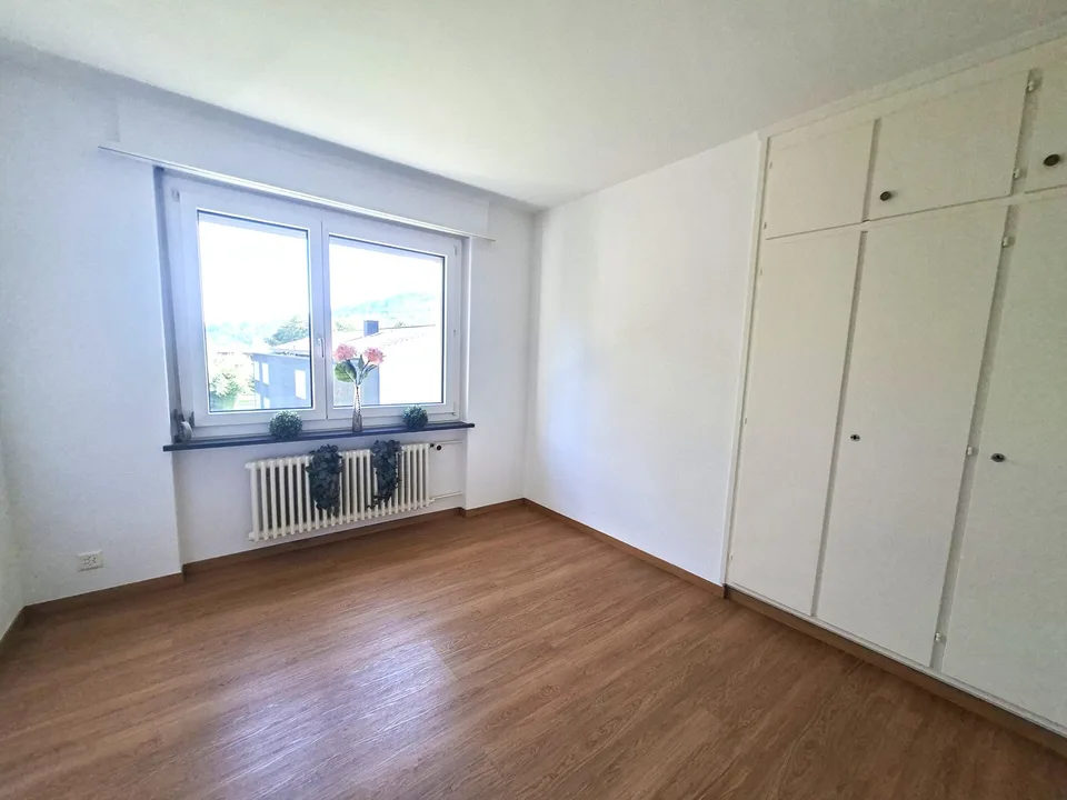 Appartamento attraente di 4 locali con balcone e bella vista