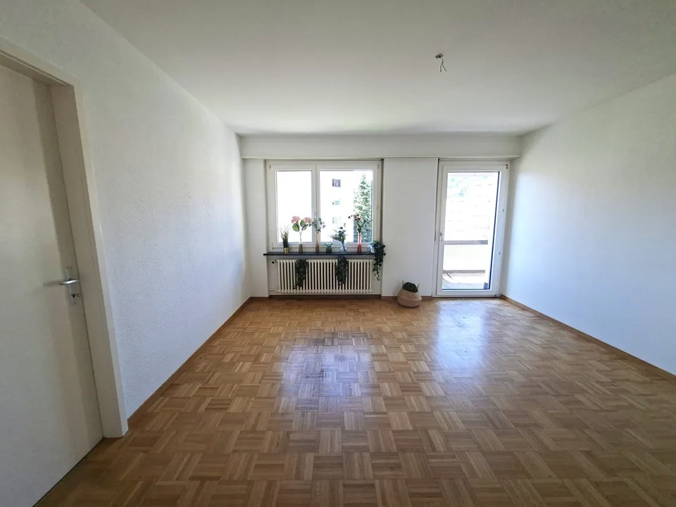 Appartamento attraente di 4 locali con balcone e bella vista