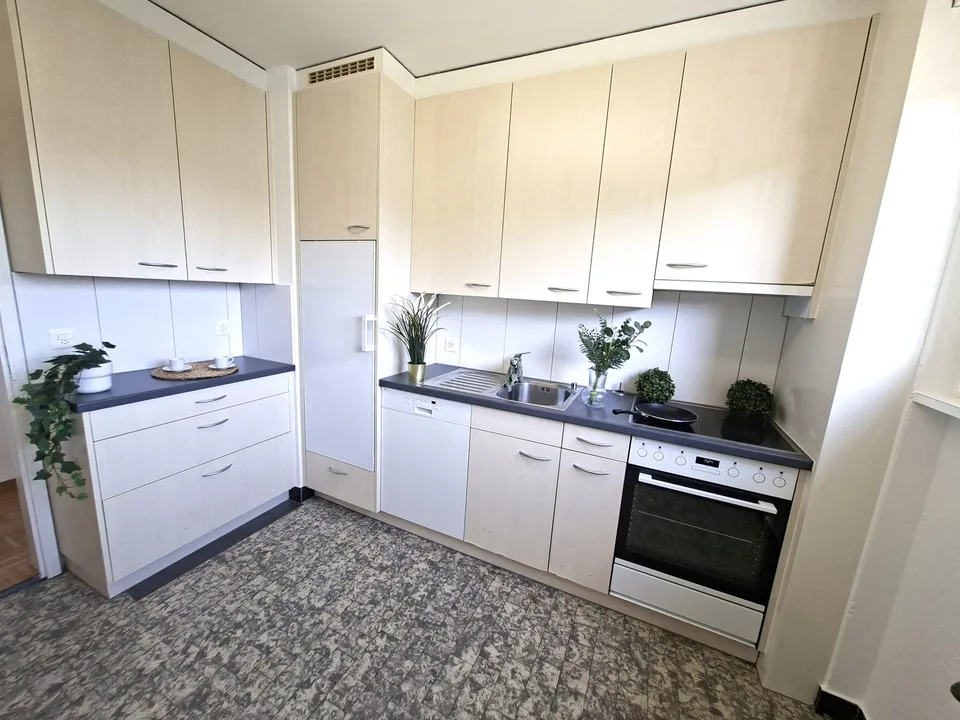 Appartamento attraente di 4 locali con balcone e bella vista