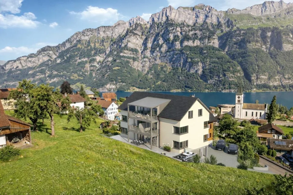 Neubau - Luxus pur! 4.5 Zimmer-Gartenwohnung über dem Walensee