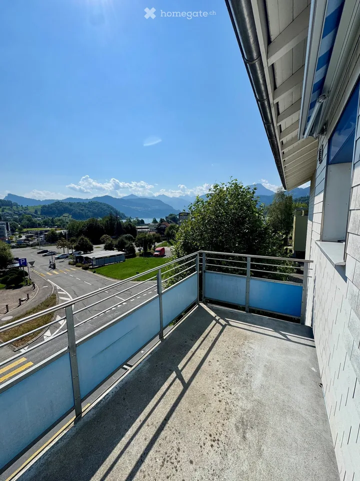 Appartamento luminoso e familiare di 4,5 locali con vista panoramica a Horw