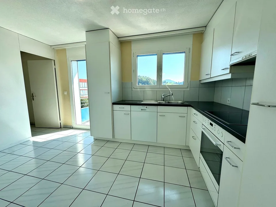 Appartamento luminoso e familiare di 4,5 locali con vista panoramica a Horw