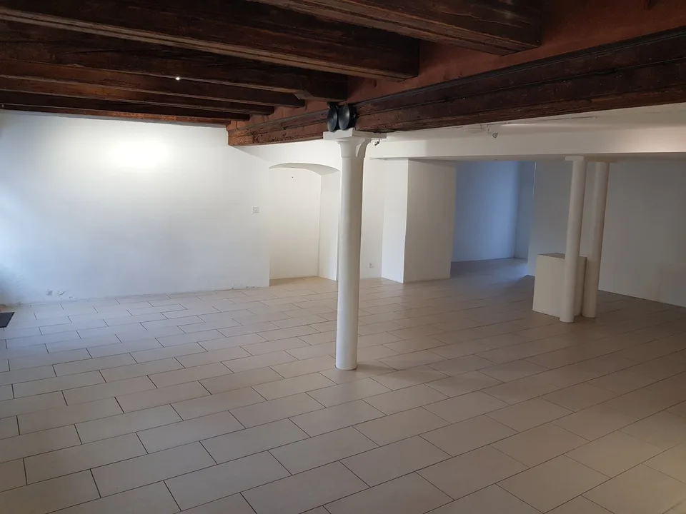 Platz der Kollegialkirche, Valangin - Gewerbefläche zu vermieten auf 2 Ebenen