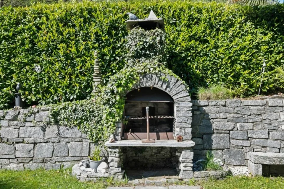 Vivere in una posizione tranquilla con molta privacy nel soleggiato Ticino