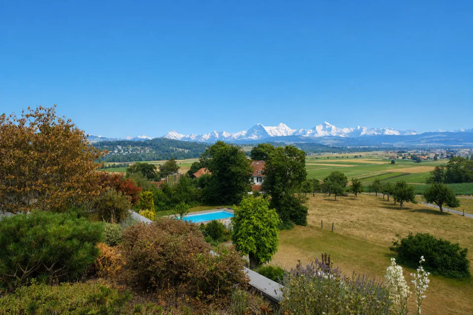 GROSSE IMMOBILIEN - Maison de terrasse exclusive de 5,5 pièces avec panorama sur la vallée de l'Aar et les Alpes bernoises