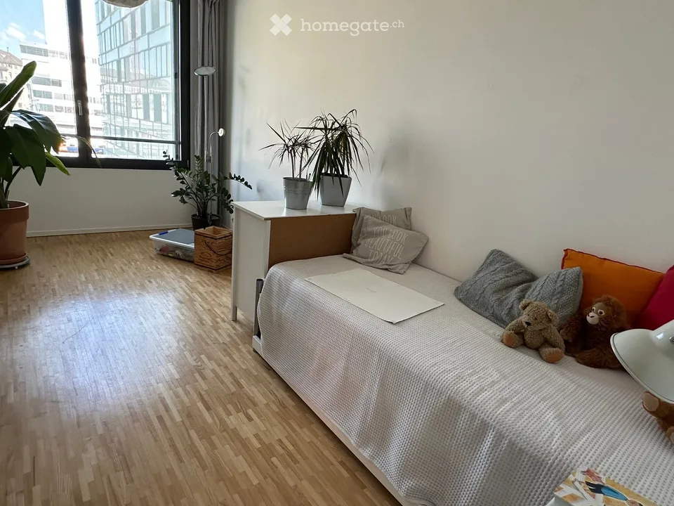 Helle 4.5-Zimmer-Wohnung mit Loggia und idealer, zentraler Lage.