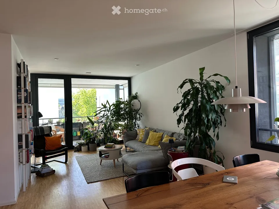 Helle 4.5-Zimmer-Wohnung mit Loggia und idealer, zentraler Lage.