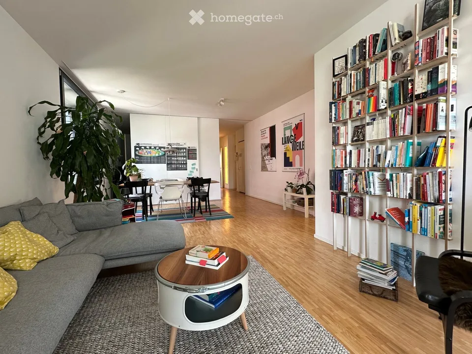 Helle 4.5-Zimmer-Wohnung mit Loggia und idealer, zentraler Lage.