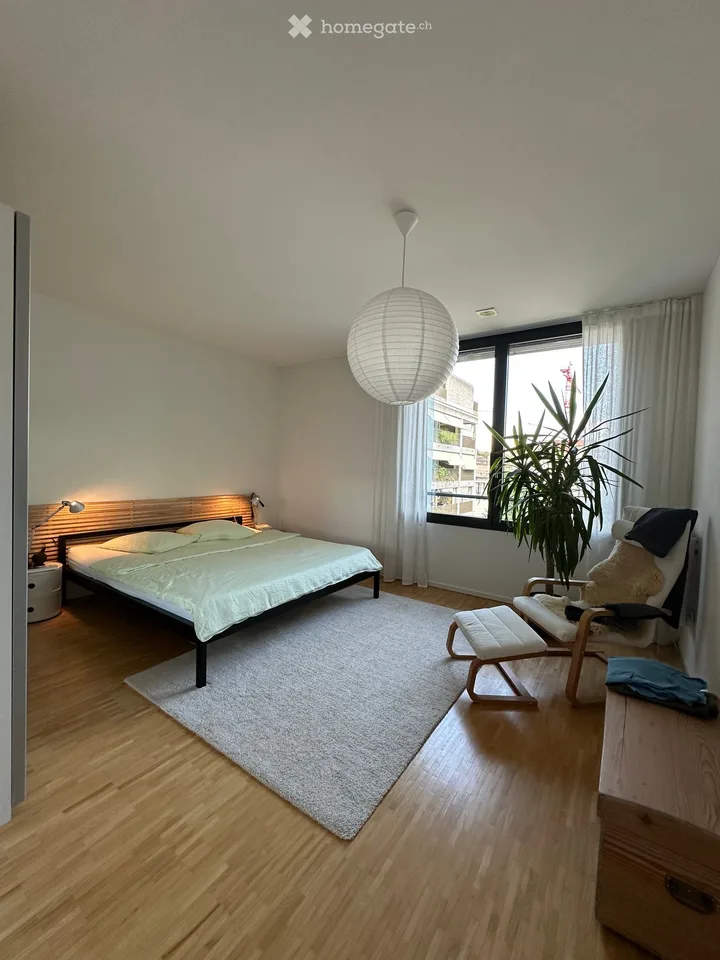 Helle 4.5-Zimmer-Wohnung mit Loggia und idealer, zentraler Lage.
