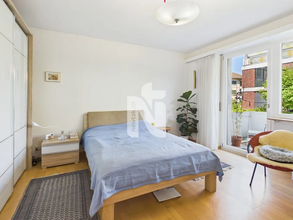 Familial, ensoleillé et bien entretenu avec deux balcons, place assise dans le jardin et garage
