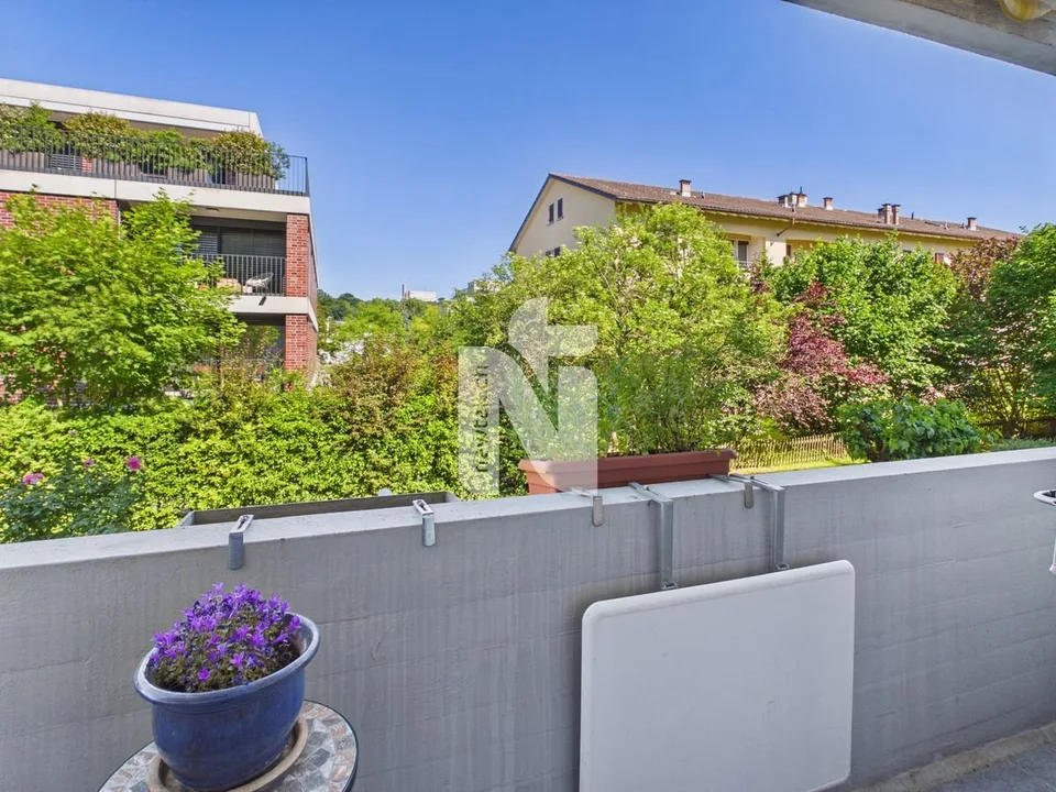 Familial, ensoleillé et bien entretenu avec deux balcons, place assise dans le jardin et garage