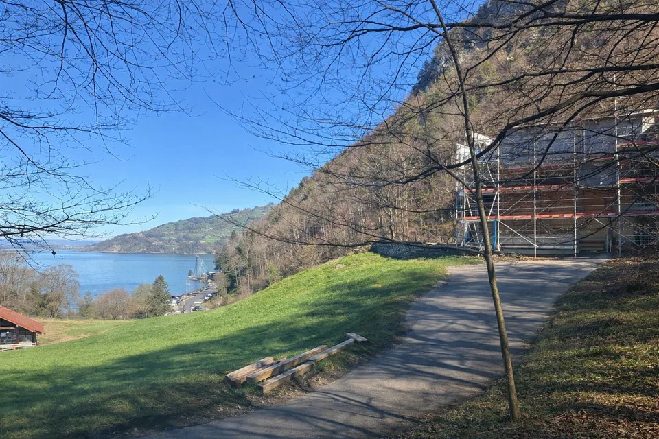 Erstvermietung am Thunersee: 2-Zimmer-Wohnung mit Seesicht, Balkon und Seezugang