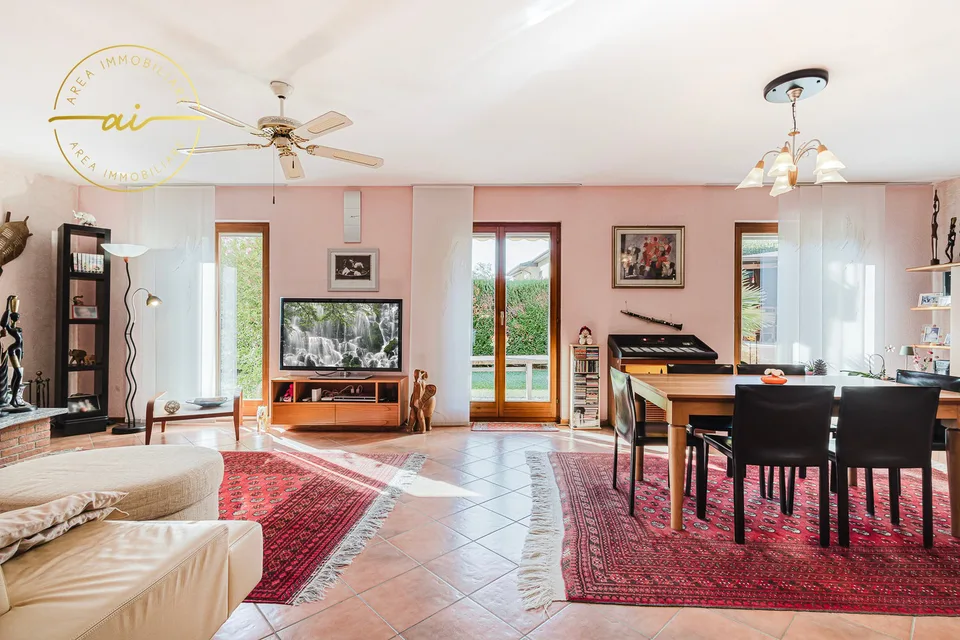 SPLENDIDA CASA CON GIARDINO A DUE PASSI DAL LAGO DI RIVA SAN VITALE
