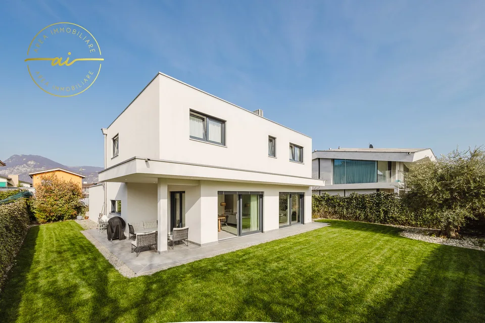 MODERNA VILLA UNIFAMILIARE CON GIARDINO A LIGORNETTO