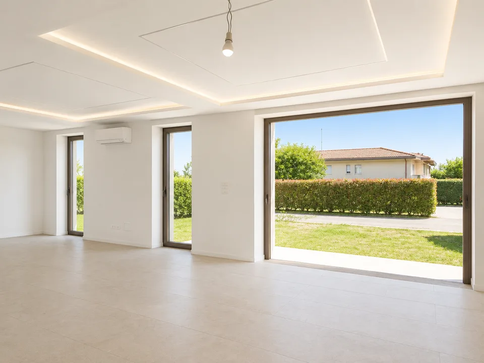 Moderne Einfamilienhaus der neuen Generation mit Garten