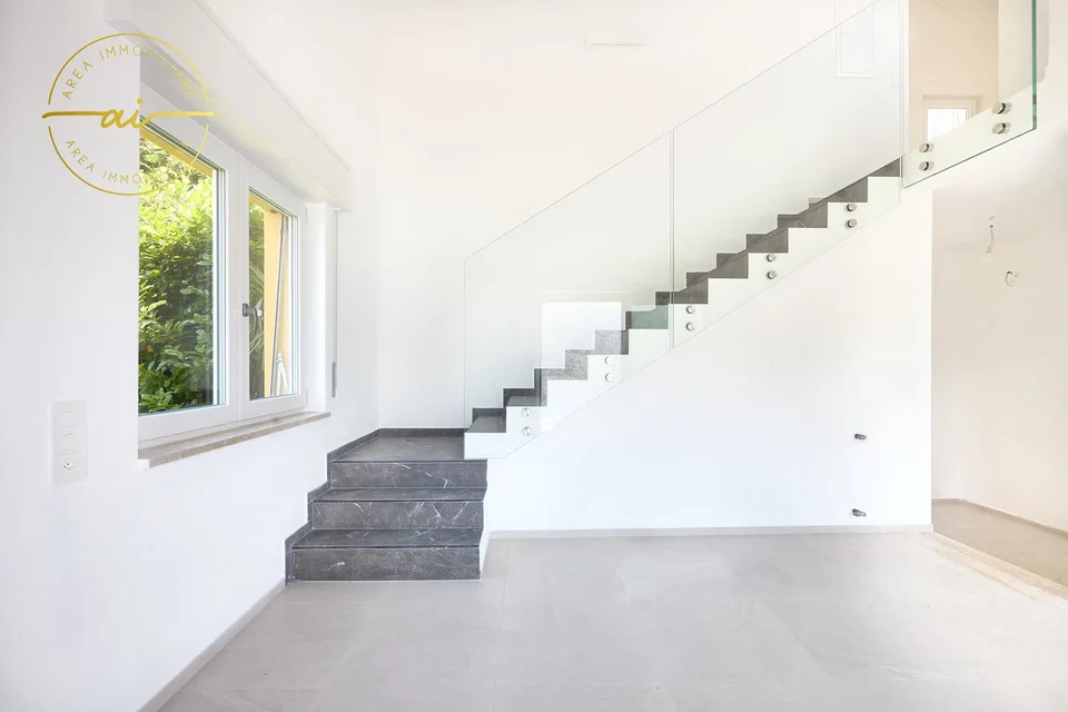 ELEGANTE VILLA INDIPENDENTE CON VISTA LAGO A ROVIO