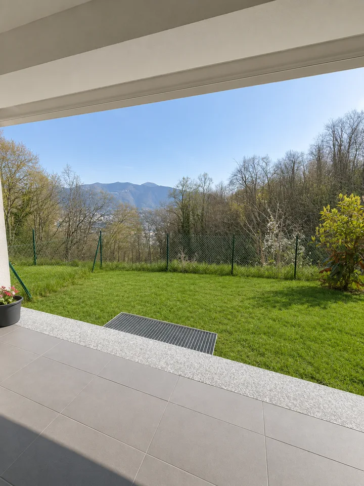 Appartement moderne de 2.5 pièces avec jardin et terrasse à Pedrinate