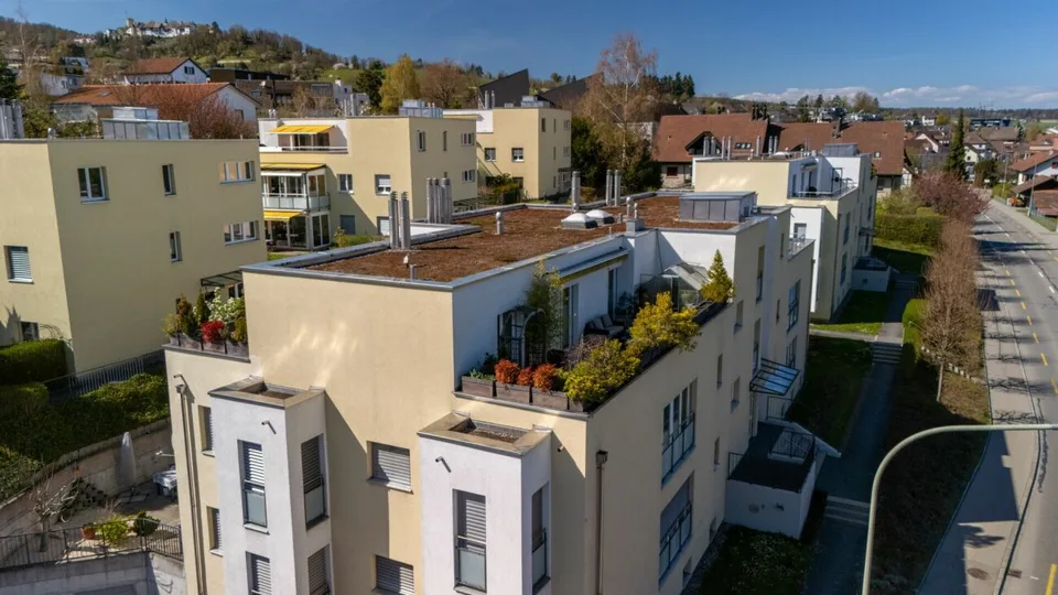 Über den Dächern von Dielsdorf: Luxuriöses Attika-Juwel mit Weitblick vor den Toren Zürichs