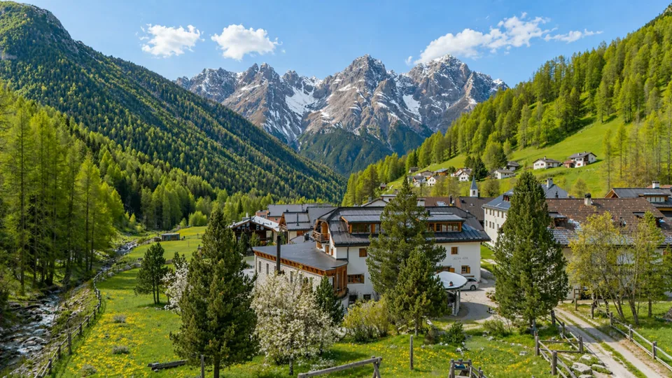 EINMALIGE CHANCE: Crusch Alba - betriebsbereites Hotelensemble in S-Charl