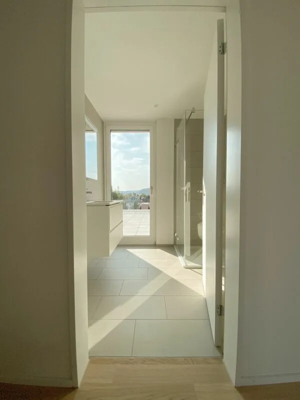 Prima locazione: Moderno appartamento attico di 2,5 stanze