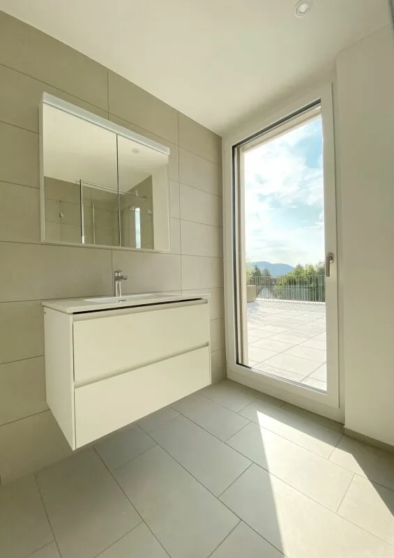 Prima locazione: Moderno appartamento attico di 2,5 stanze